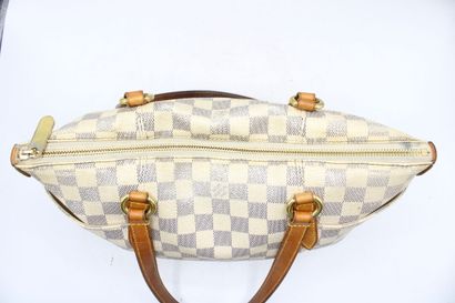 LOUIS VUITTON. Petit sac cabas en toile damier...