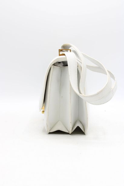 HERMES. Sac Ring en cuir grainé blanc, intérieur...