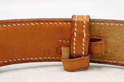 HERMES. Ceinture en cuir camel, boucle en...