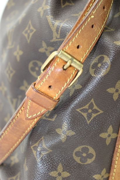 LOUIS VUITTON. Sac Noé en toile monogramme...
