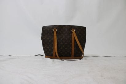 LOUIS VUITTON. Sac Babylone en toile monogramme...