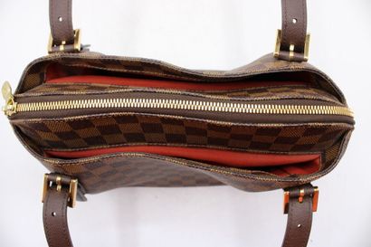 LOUIS VUITTON. Sac à main en toile damier...