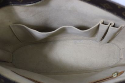 LOUIS VUITTON. Sac Babylone en toile monogramme...