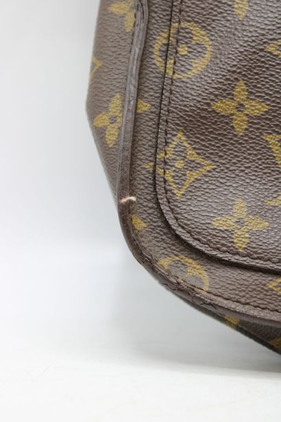 LOUIS VUITTON. Sac Saint Cloud en toile monogramme...