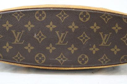 LOUIS VUITTON. Sac Babylone en toile monogramme...