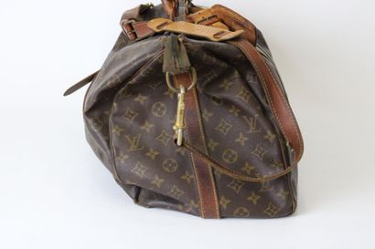 LOUIS VUITTON. Sac Keepall en toile monogramme...