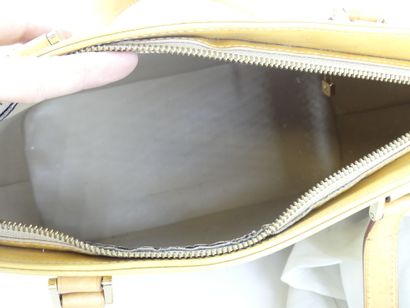 LOUIS VUITTON. Sac cabas en toile monogramme...