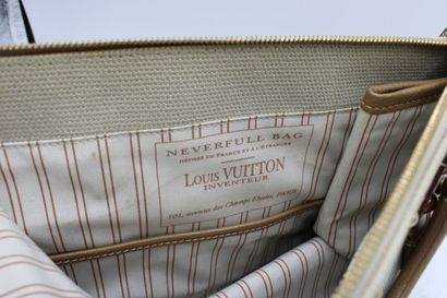 LOUIS VUITTON. Sac à main en chèvre beige...