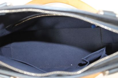 LOUIS VUITTON. Sac à main en cuir monogramme...