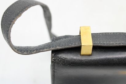 HERMES. Sac Constance en box noir, garniture...