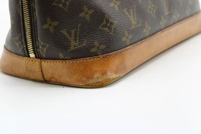 LOUIS VUITTON. Sac Alma en toile monogramme...