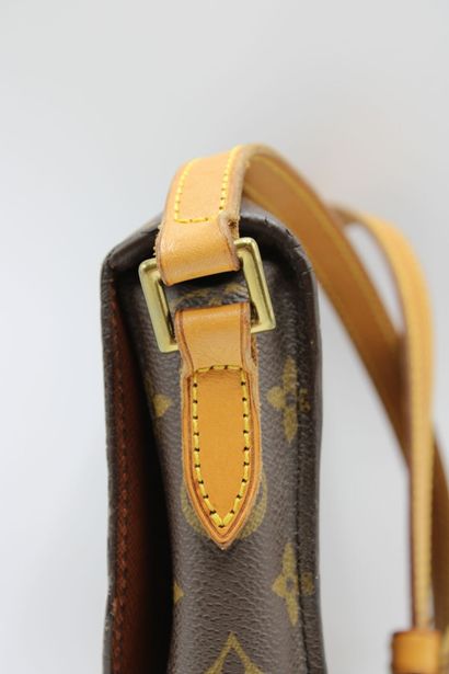 LOUIS VUITTON. Sac Saint Cloud en toile monogramme...