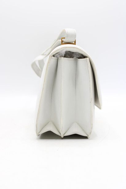 HERMES. Sac Ring en cuir grainé blanc, intérieur...