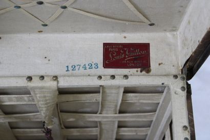 LOUIS VUITTON. Boite à chapeaux en toile...