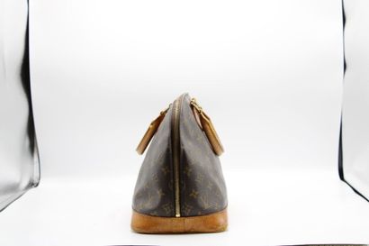 LOUIS VUITTON. Sac Alma en toile monogramme...