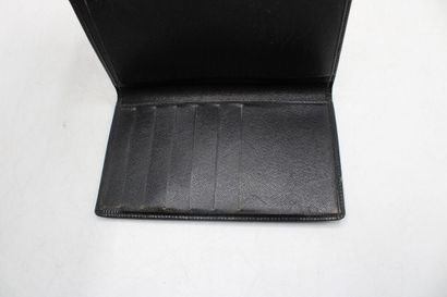 LOUIS VUITTON. Réunion de deux accessoires...