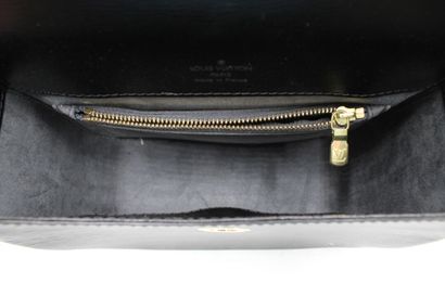 LOUIS VUITTON. Petit sac à rabat porté épaule...
