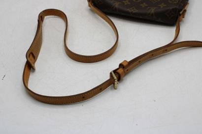 LOUIS VUITTON. Sac Saint Cloud en toile monogramme...