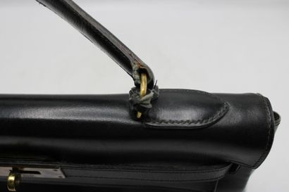 HERMES. Sac Kelly 32 retourné en cuir noir,...