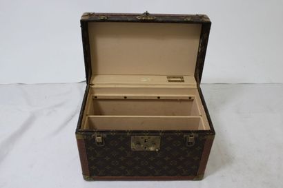 LOUIS VUITTON. Vanity en toile monogramme...