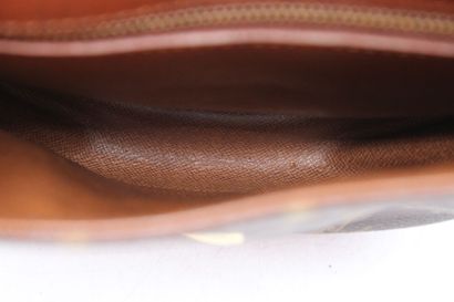 LOUIS VUITTON. Sac Saint Cloud en toile monogramme...