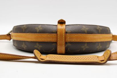 LOUIS VUITTON. Sac Chantilly en toile monogramme...