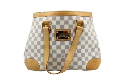 LOUIS VUITTON. Sac à main en toile damier...