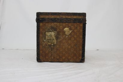 LOUIS VUITTON. Boite à chapeaux en toile...