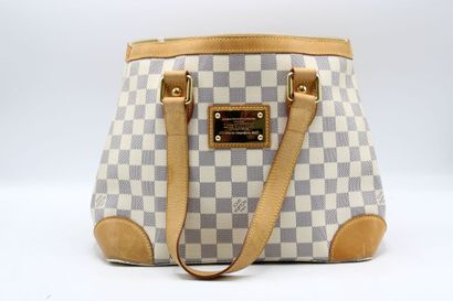 LOUIS VUITTON. Sac à main en toile damier...