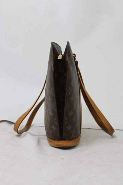 LOUIS VUITTON. Sac Babylone en toile monogramme...
