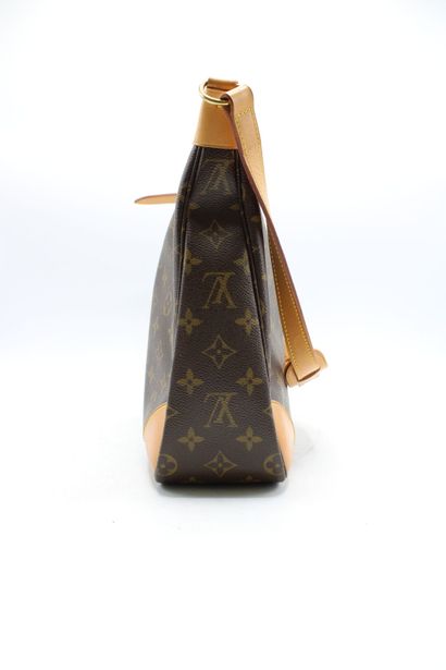 LOUIS VUITTON. Sac bandoulière en toile monogramme...