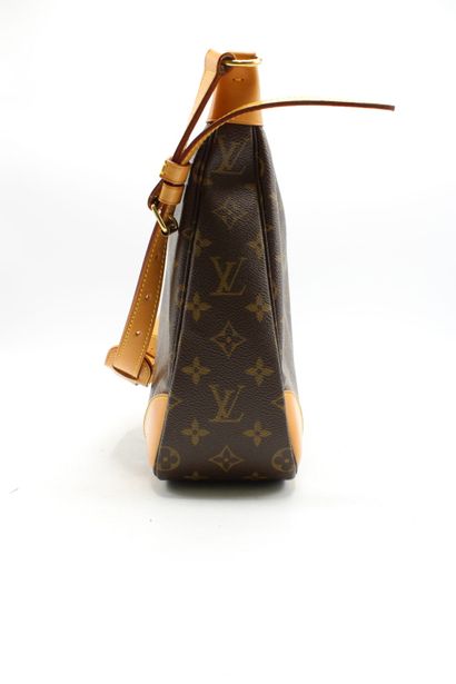 LOUIS VUITTON. Sac bandoulière en toile monogramme...