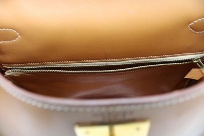 HERMES. Sac Kelly 28 retourné en veau chamonix...
