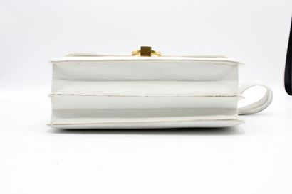 HERMES. Sac Ring en cuir grainé blanc, intérieur...