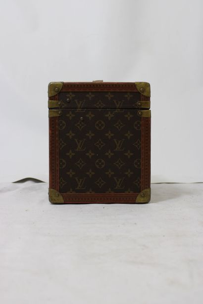 LOUIS VUITTON. Vanity en toile monogramme...
