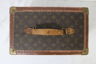 LOUIS VUITTON. Vanity en toile monogramme...