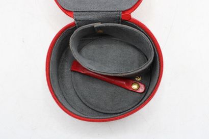 LOUIS VUITTON. Étui rond à bijoux en cuir...