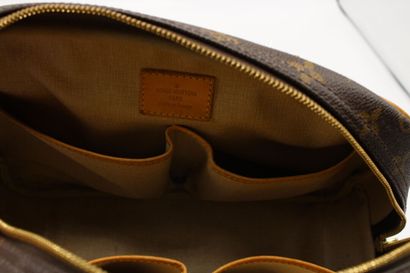 LOUIS VUITTON. Sac Deauville en toile monogramme...