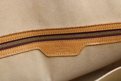 LOUIS VUITTON. Sac Babylone en toile monogramme...
