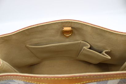 LOUIS VUITTON. Sac à main en toile damier...