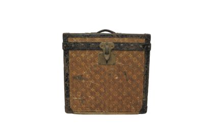 LOUIS VUITTON. Boite à chapeaux en toile...