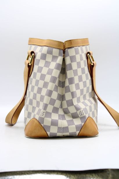LOUIS VUITTON. Sac à main en toile damier...