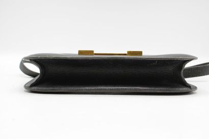 HERMES. Sac Constance en box noir, garniture...
