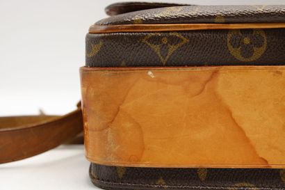 LOUIS VUITTON. Sac cartouchière en toile...