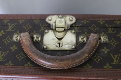 LOUIS VUITTON. Valise rigide Bisten en toile...