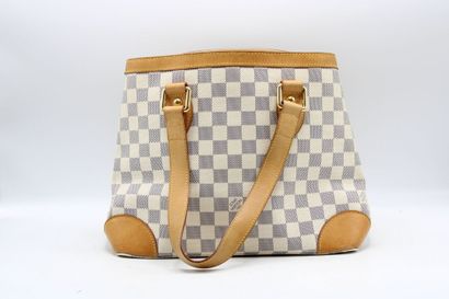 LOUIS VUITTON. Sac à main en toile damier...