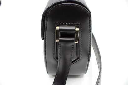 LOUIS VUITTON. Petit sac à rabat porté épaule...
