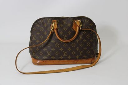 LOUIS VUITTON. Sac Alma en toile monogramme...
