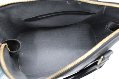 LOUIS VUITTON. Sac Alma en cuir épi noir,...