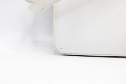 HERMES. Sac Ring en cuir grainé blanc, intérieur...